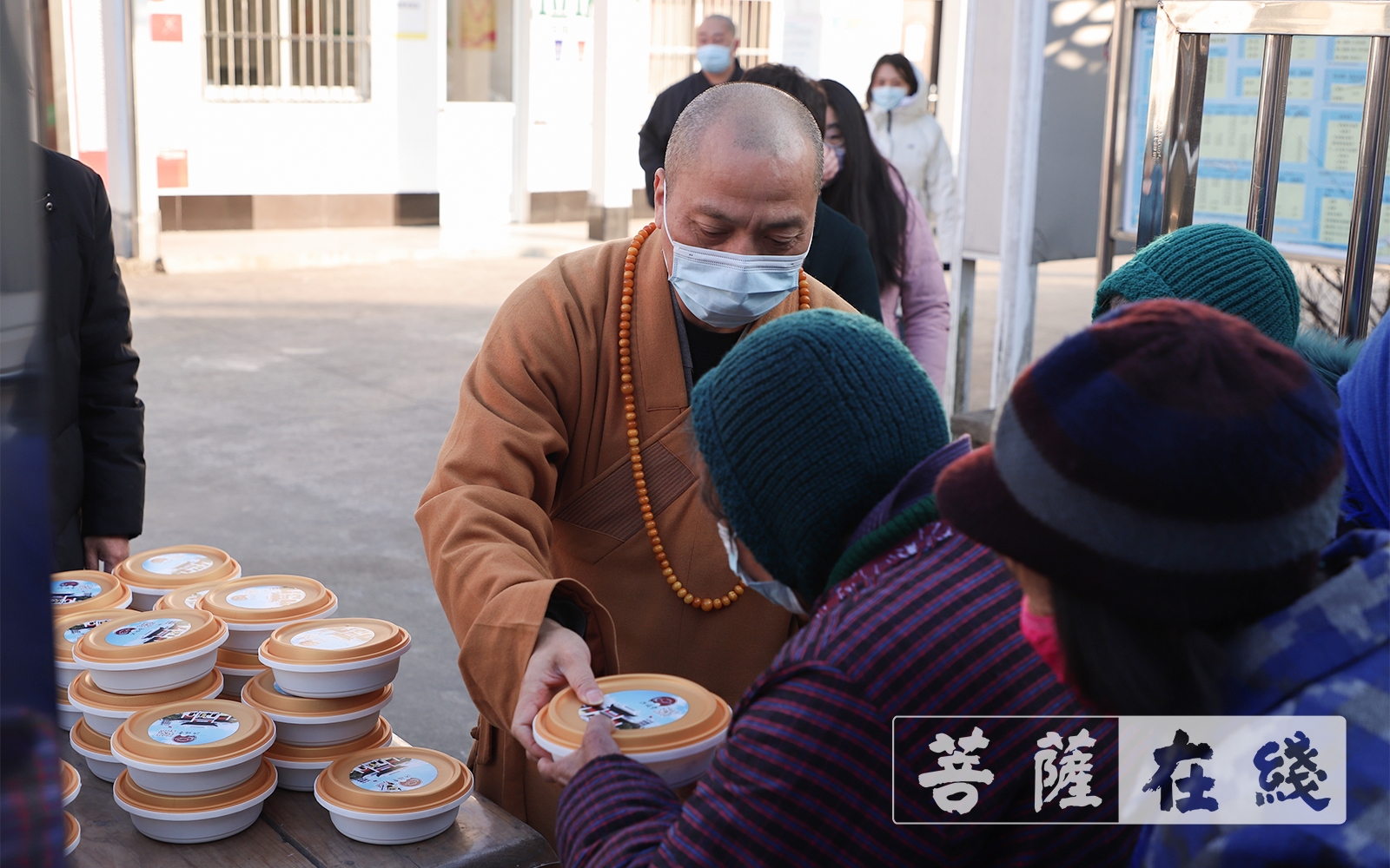 「慈善」力行慈善 上海洪福寺举办腊八施粥慈善感恩活动