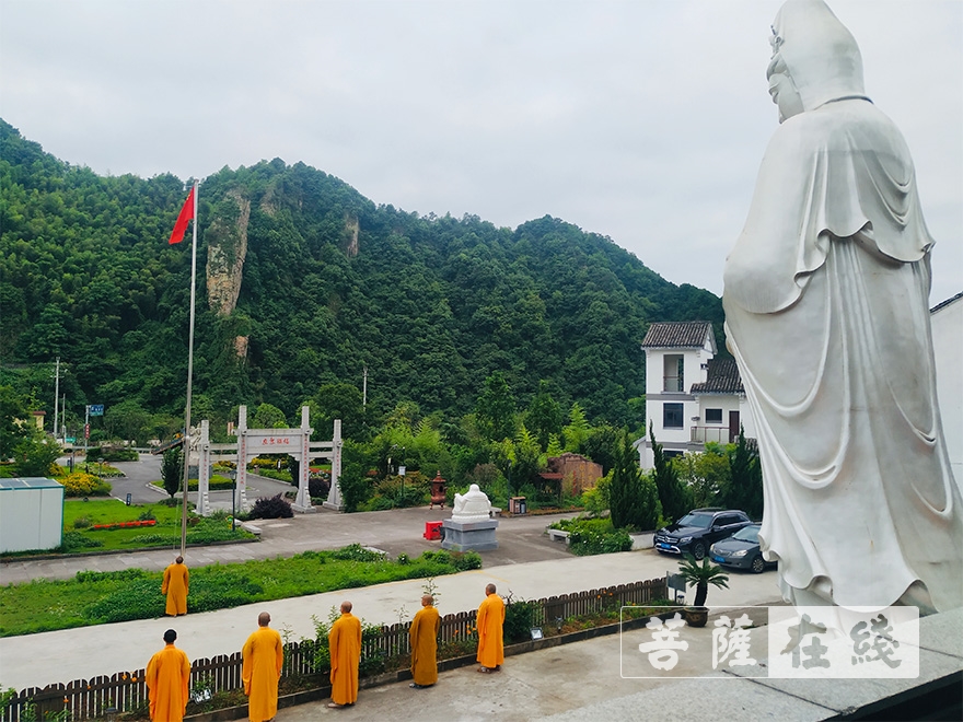 「佛教」上虞区通泽寺恢复开放首日举行升国旗仪式