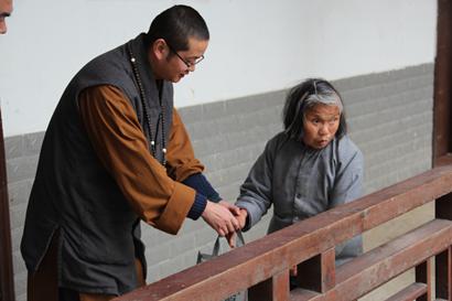 「孤寡老人」义工前往福利院看望孤寡老人 咸安佛协带来新春祝福
