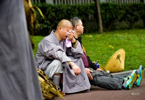 「成都大慈寺」四川成都大慈寺50名僧众徒步180公里前往峨眉山