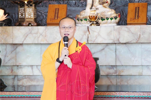 「佛光山」千位青年台湾佛光山三步一拜朝山礼佛 体验登高自谦修行