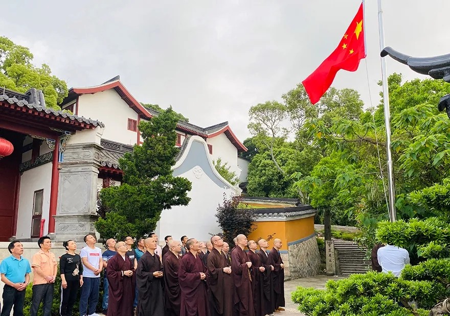 「升旗仪式」爱国爱教，普陀山等宗教场所恢复开放首日升国旗