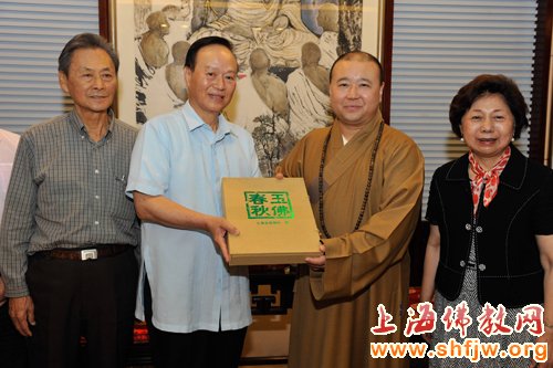 「佛教」台北艋舺龙山寺信众参访上海玉佛禅寺