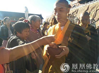 「佛教」河北张家口云泉禅寺戒场举办托钵法会
