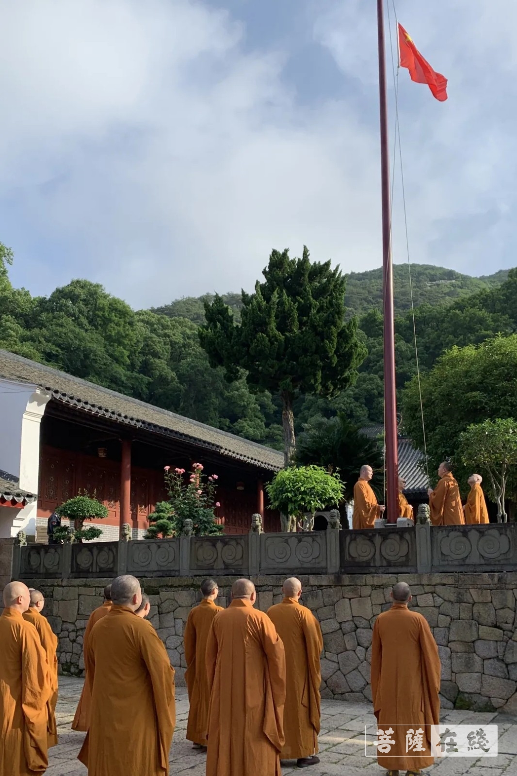 「升旗仪式」有序恢复开放首日,浙江省部分寺院举行升国旗仪式 「升旗仪式」有序恢复开放首日,浙江省部分寺院举行升国旗仪式