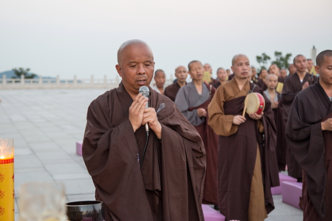 「佛教」江西东林寺净土苑在东林大佛举行供灯法会