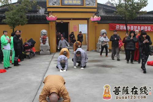 「九华山」苏州迎湖禅寺果照法师三步一叩 朝拜九华山