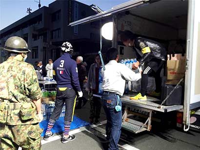「熊本」福冈佛光人排除万难送抵物资 熊本灾民落泪