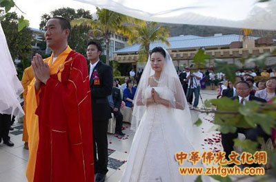 「婚礼」80后美籍华人南山举办佛教婚礼 僧人扮牧师角色