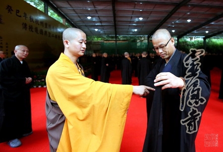 浙江灵隐寺三坛大戒法会第四天:教毗尼日用、拜愿调和穿海青 浙江灵隐寺三坛大戒法会第四天:教毗尼日用、拜愿调和穿海青