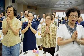 在佛门‘鬼月’实是吉祥月 慈济志工