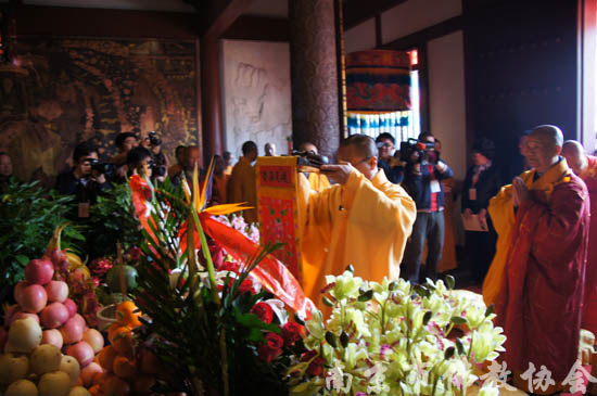 「唐僧」玄奘法师顶骨舍利供奉法会今天上午在灵谷寺隆重举行
