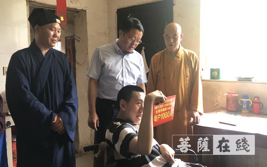 「慈善」安徽省佛协执行会长慧庆大和尚陪同省民宗局领导展开宗教慈善活动