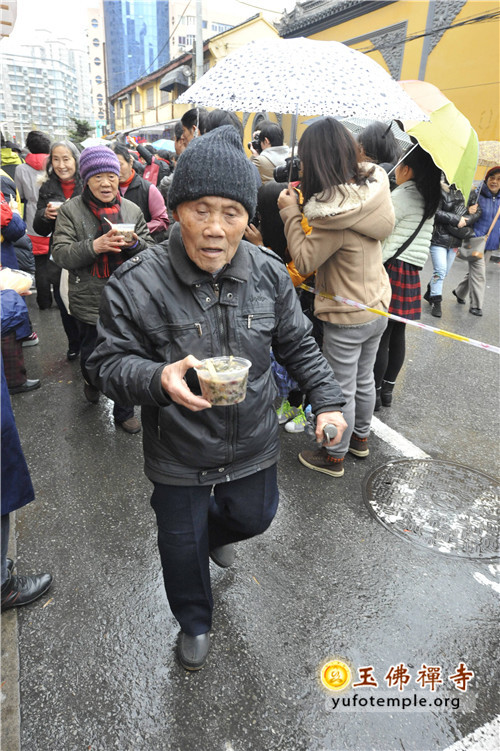 「佛教」上海玉佛禅寺举行2014年迎新年腊八赠粥活动