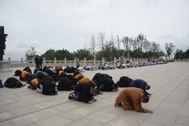 「射阳」江苏射阳息心寺、敦煌雷音寺缁白二众虔诚朝礼江西东林大佛