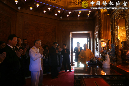 「灵光寺」泰国政府外交部敦·帕玛威奈部长赠送北京灵光寺泰国国王御赐供养僧衣