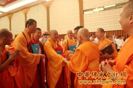 「佛教」中佛协副会长纯一法师获得泰国摩诃朱拉隆功大学名誉博士学位