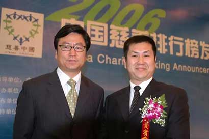 「慈善」他和李嘉诚王健林同台领奖 却带两名员工出家为僧