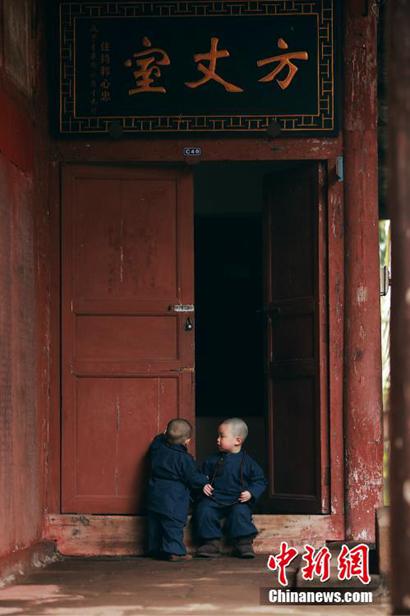 重庆惊现“最帅和尚兄弟” 萌帅到爆红遍网络