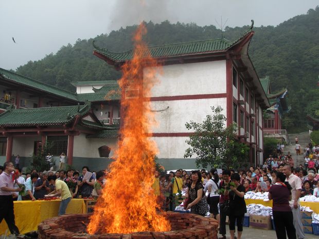 「佛教」六祖寺隆重举行禅宗六祖石雕像安坐礼仪、药师火供法会 「佛教」六祖寺隆重举行禅宗六祖石雕像安坐礼仪、药师火供法会