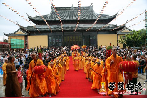 「佛教」上海洪福寺举行药师宝塔塔刹安座暨藏经楼结构封顶法会