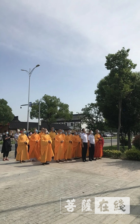「升旗仪式」有序恢复开放首日,浙江省部分寺院举行升国旗仪式 「升旗仪式」有序恢复开放首日,浙江省部分寺院举行升国旗仪式