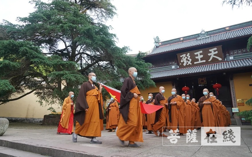 「升旗仪式」有序恢复开放首日,浙江省部分寺院举行升国旗仪式 「升旗仪式」有序恢复开放首日,浙江省部分寺院举行升国旗仪式