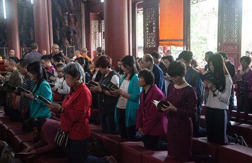 「佛教」广东韶关南华禅寺举行清明追思放生法会