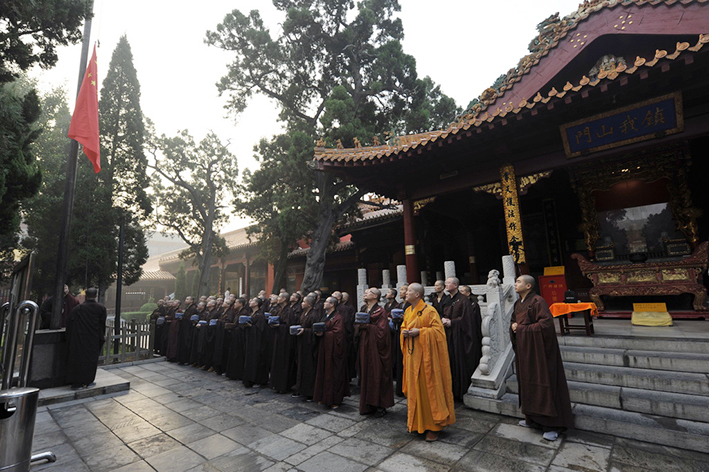 「佛教」柏林禅寺僧团于国庆日举行升国旗、教旗仪式