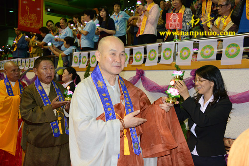 「佛教」庆祝澳门回归十五周年祈福法会圆满闭幕万人传灯祈福 「佛教」庆祝澳门回归十五周年祈福法会圆满闭幕万人传灯祈福