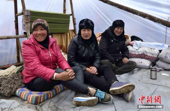 「地震」西藏寺庙为地震灾民祈福 珠峰脚下僧人得到安置