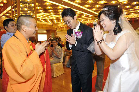 「婚礼」佛光山台北道场举行佛化婚礼 新人欢喜接受佛光人祝福