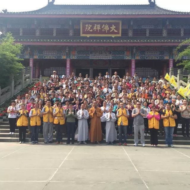 「峨眉山」河北邢台净域寺四众弟子150人朝拜峨眉山普贤菩萨圆满