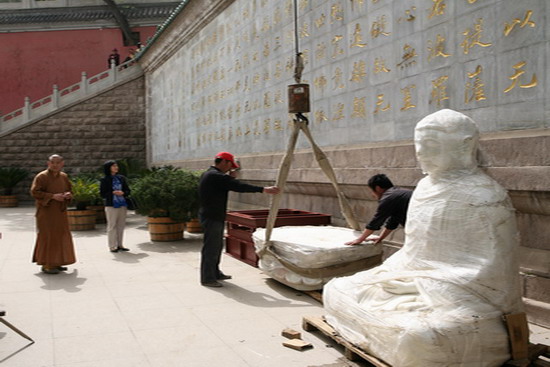 「灵光寺」越南驻中国大使赠送北京灵光寺阿弥陀佛圣像一尊
