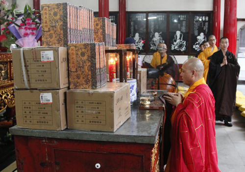 「乾隆大藏经」湖北归元禅寺举行迎请《乾隆大藏经》仪式