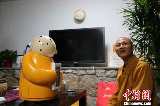 「佛教」北京龙泉寺推出智能“机器僧贤二” 获学诚法师点赞