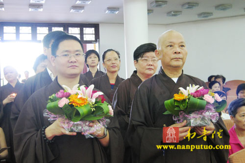 「南普陀寺」闽南佛学院副教导长超波法师于南普陀寺讲堂领众皈依共修并开示