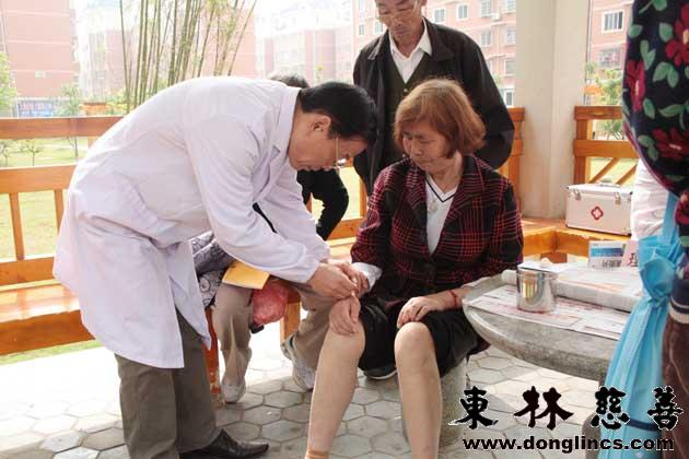 「慈善」东林慈善门诊部与东林慈善功德会居家关怀小组螺丝山廉租房小区义诊施药