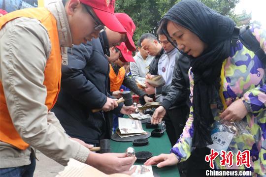 「普陀山」唤醒“绿色慢生活” 普陀山500余名游客参与禅行