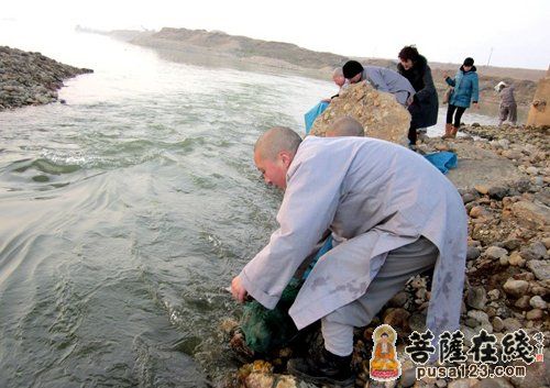 「佛教」湖南东山古寺法师前往伍市等地举行放生法会