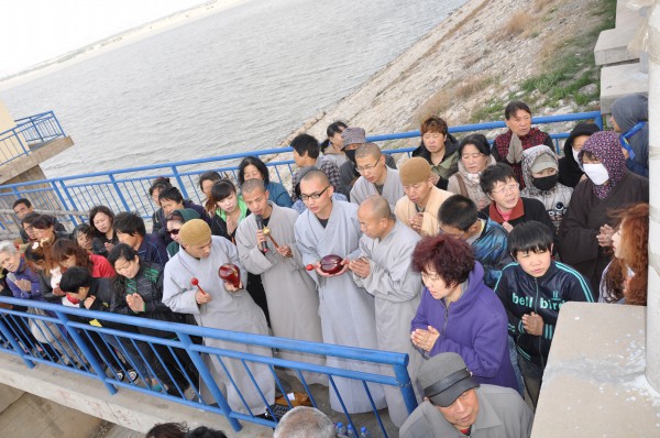 「放生功德」2014年5月4日山西广灵极乐寺放生活动在蔚县水库举行 「放生功德」2014年5月4日山西广灵极乐寺放生活动在蔚县水库举行