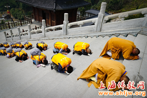 「佛教」上海浦东小普陀寺三步一拜朝圣雪窦山功德圆满