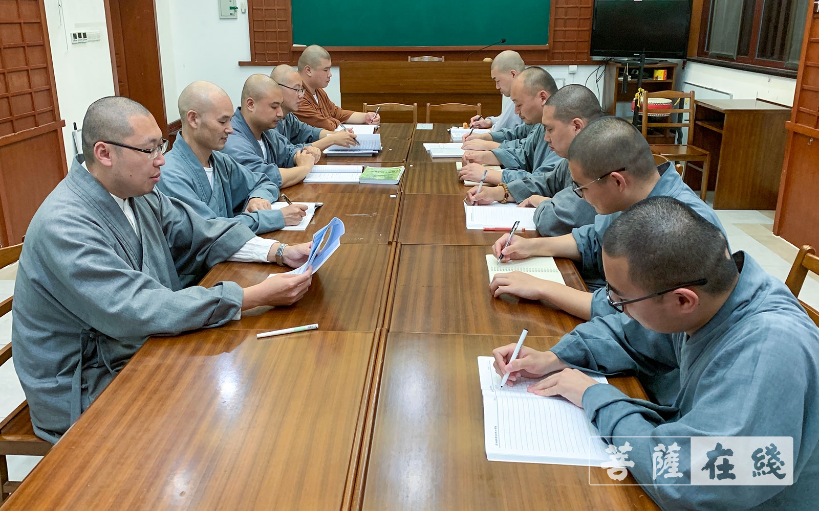 「电信网络」中国佛学院普陀山学院组织各班学习《防范电信网络诈骗宣传手册》 「电信网络」中国佛学院普陀山学院组织各班学习《防范电信网络诈骗宣传手册》