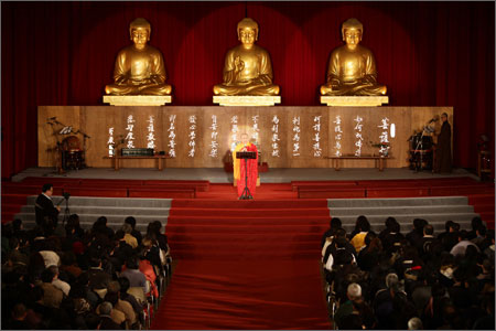 「法鼓山」佛号声中灯灯相传 “法鼓传灯日”点亮台中