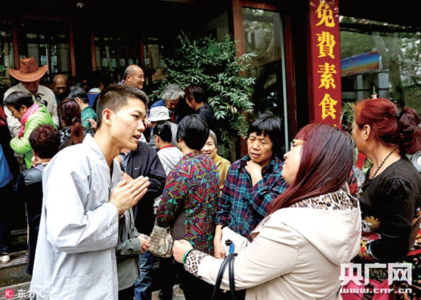 「佛教」郑州佛教徒开设免费餐厅被挤爆 已被迫歇业