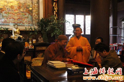 「泰国国王」泰国驻上海大使在龙华古寺为泰国国王祈福