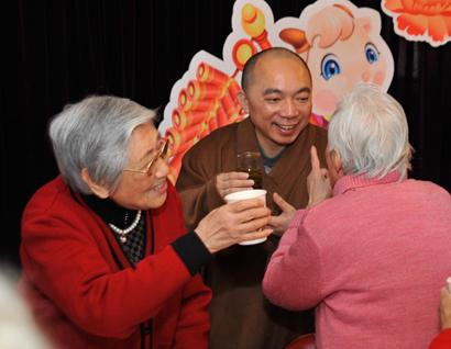 「正能量」玉佛禅寺迎新年与福利院老人共迎新春