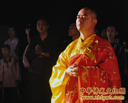 「佛教」点亮光明与慈悲 广东西樵山宝峰寺大型传灯祈愿法会举行