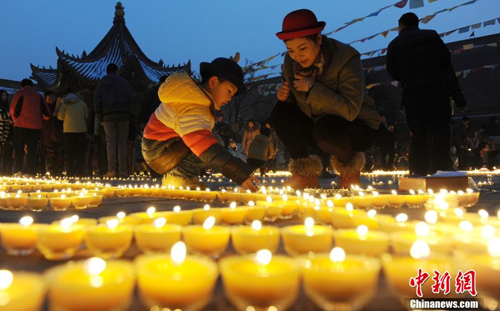 「广仁寺」十万酥油灯点亮古城夜 陕西西安民众广仁寺同祈福 「广仁寺」十万酥油灯点亮古城夜 陕西西安民众广仁寺同祈福
