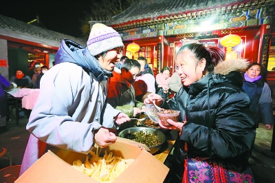 「腊八节」满城尽是腊八粥 京城民众踏雪古刹品佛粥